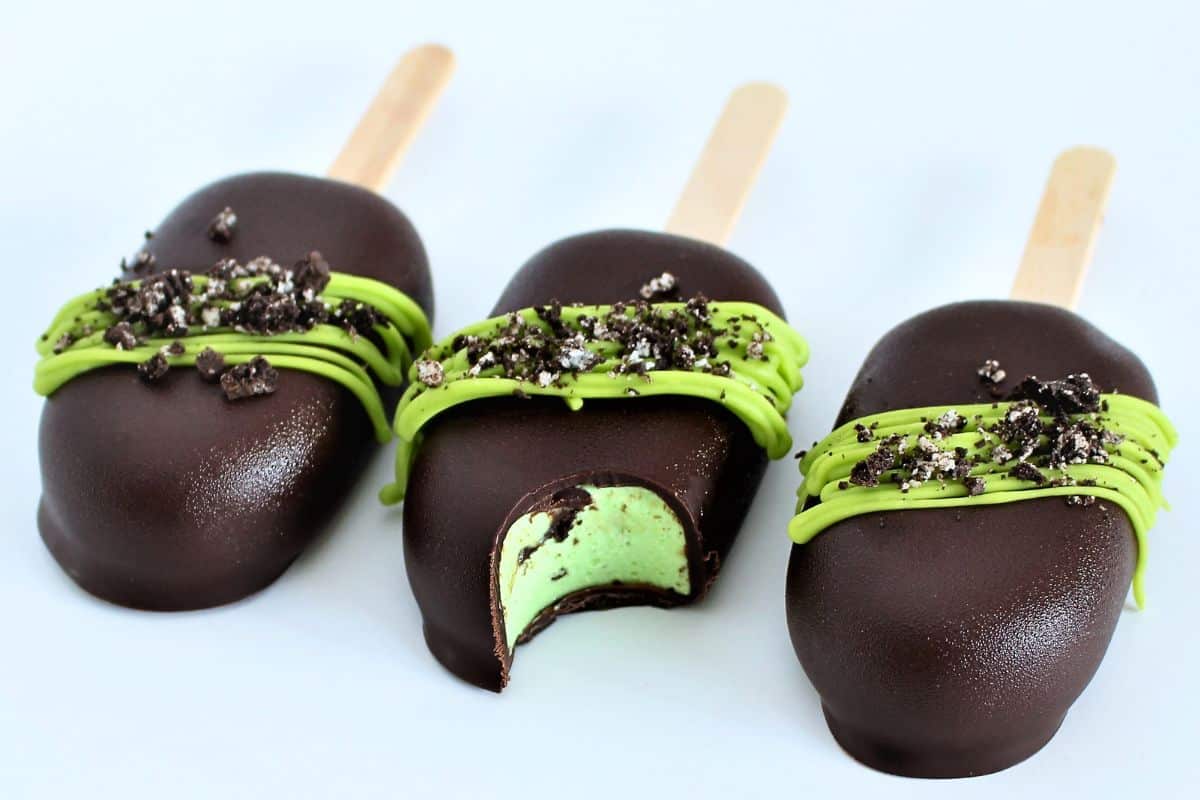 Peppermint Cookies and Cream Cheesecake Popsicles Cupcake Savvy