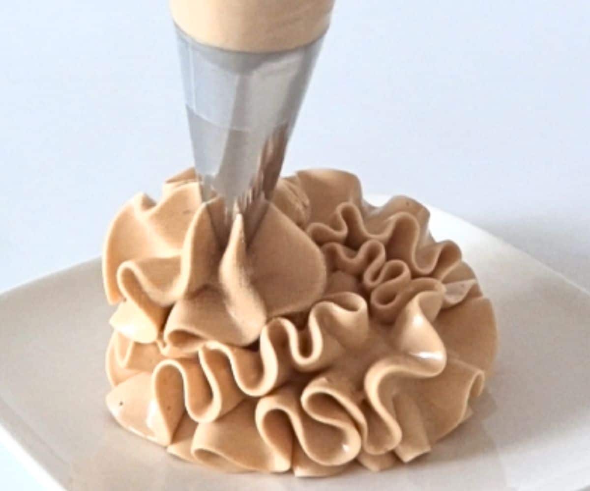 Rolo Buttercream Piping Cupcake Savvy (1)