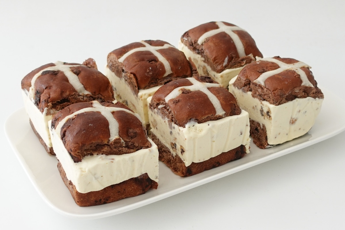 Hot Cross Bun Ice Cream Sandwiches Cupcake Savvy