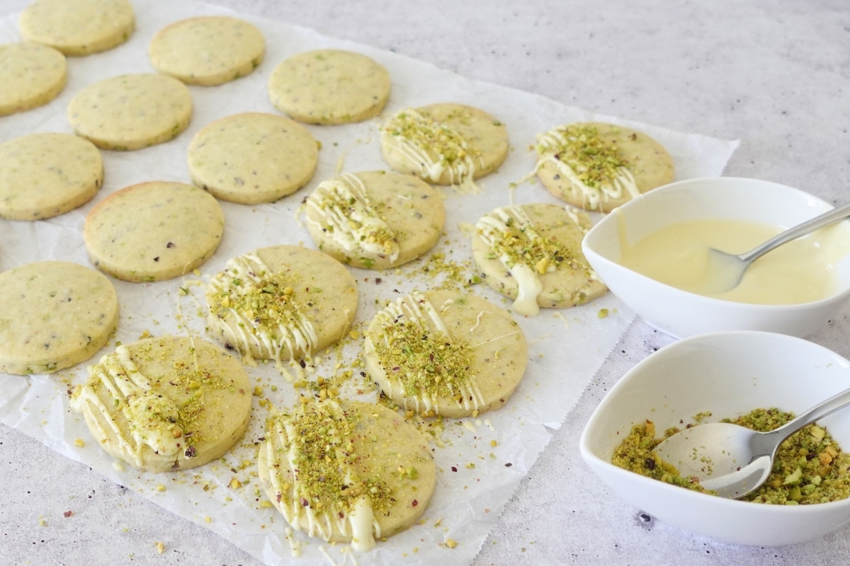 Pistachio Shortbread Cookies White Chocolate Drizzle Cupcake Savvy