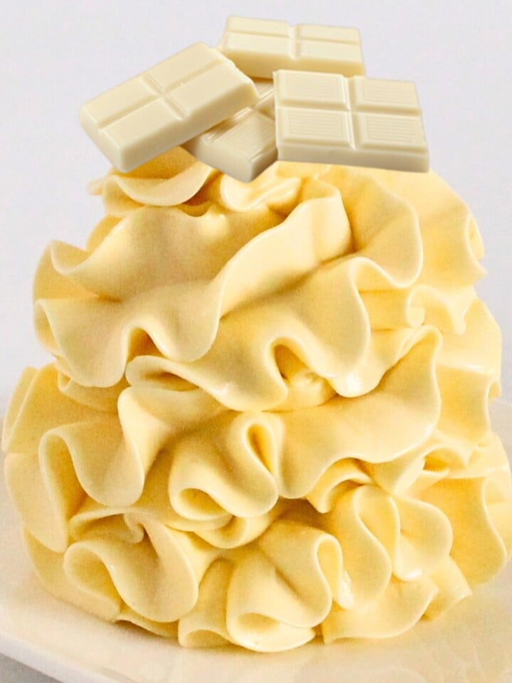 White Chocolate Buttercream Frosting Cupcake Savvy (1)